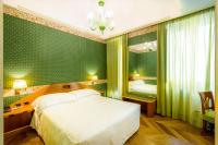 A bed or beds in a room at Hotel S. Anna