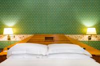 A bed or beds in a room at Hotel S. Anna