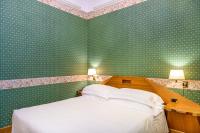 A bed or beds in a room at Hotel S. Anna