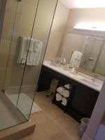 Hawthorn Extended Stay by Wyndham West Palm Beachにあるバスルーム