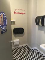 ein Bad mit einem Schild an der Tür und einem WC in der Unterkunft HI San Diego Downtown Hostel in San Diego