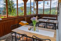 Nespecifikovaný výhled na hory nebo výhled na hory při pohledu z penzionu