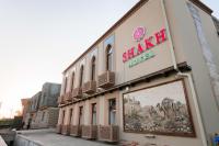Un edificio con un cartel al costado. en Boutique hotel Shakh, en Bukhara