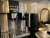 Zestaw do parzenia kawy i herbaty w obiekcie Family & Business Sauna Apartments Plac Wolności CENTRUM Downtow, - Piękny Apartament - 5 Bedroom with Private Sauna, Bath with Hydromassage, Parking, Catering Options
