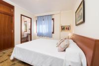 Posteľ alebo postele v izbe v ubytovaní Villa Can Salom, villa for 8 at Mal Pas Beach
