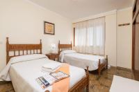 Posteľ alebo postele v izbe v ubytovaní Villa Can Salom, villa for 8 at Mal Pas Beach