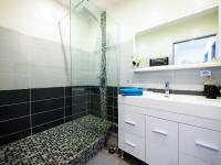Um banheiro em Design Standing Apt in Aix