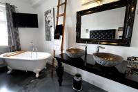 Un baño con dos lavabos y una bañera. en VILLA ADELEes BOUTIQUE HOTEL, en Alsfeld