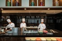 東京にある住友不動産 ホテル ヴィラフォンテーヌ グランド 東京有明の調理台の料理人集団