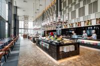 東京にある住友不動産 ホテル ヴィラフォンテーヌ グランド 東京有明の人々の並ぶビュッフェ式レストランを併設しています。