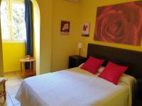 Łóżko lub łóżka w pokoju w obiekcie Apartamentos Dana Madrid