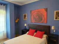 Łóżko lub łóżka w pokoju w obiekcie Apartamentos Dana Madrid