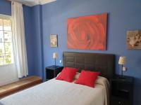 Łóżko lub łóżka w pokoju w obiekcie Apartamentos Dana Madrid