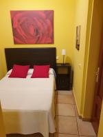 Łóżko lub łóżka w pokoju w obiekcie Apartamentos Dana Madrid