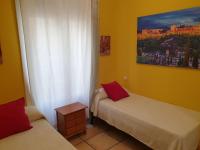 Łóżko lub łóżka w pokoju w obiekcie Apartamentos Dana Madrid