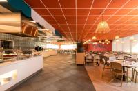 ein Restaurant mit einem Speisesaal mit Tischen und Stühlen in der Unterkunft U Splash Resort Eilat in Eilat