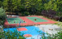Tenis alebo squash v ubytovaní Villa Opali alebo jeho okolí