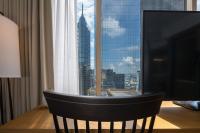 The Windsor Suitesにあるテレビまたはエンターテインメントセンター