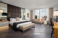 The Windsor Suitesにあるベッド