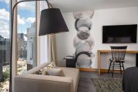 The Windsor Suitesにあるテレビまたはエンターテインメントセンター