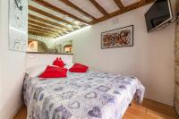 Posteľ alebo postele v izbe v ubytovaní Largo di Torre Argentina Cozy Studio