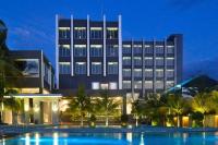 ゴロンタロにあるAston Gorontalo Hotel &amp; Villasの建物の前にプールがあるホテル