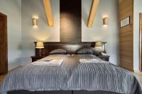 A bed or beds in a room at Vogue Boat Apartments
