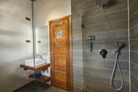 A bathroom at Vogue Boat Apartments