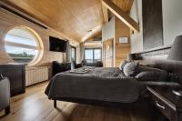 A seating area at Vogue Boat Apartments