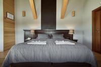 A bed or beds in a room at Vogue Boat Apartments