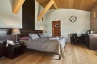 A bed or beds in a room at Vogue Boat Apartments