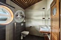 A bathroom at Vogue Boat Apartments