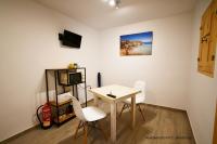 Televízia a/alebo spoločenská miestnosť v ubytovaní Apartamentos Cas Xurrac