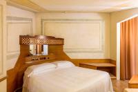 A bed or beds in a room at Hotel S. Anna
