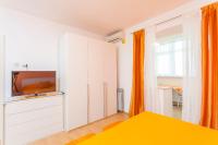 Televízia a/alebo spoločenská miestnosť v ubytovaní Apartments & Rooms Alagić