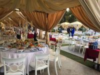 タシュケントにあるシティ パレス ホテル タシュケントの食べ物を載せたテーブルと椅子