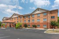una imagen de un hotel con estacionamiento en Comfort Suites Mason near Kings Island, en Mason