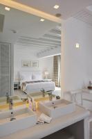 Postel nebo postele na pokoji v ubytování Petinos Beach Hotel