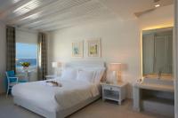 Postel nebo postele na pokoji v ubytování Petinos Beach Hotel