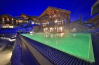 Bazén v ubytovaní Mountains Hotel alebo v jeho blízkosti