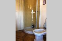 A bathroom at City Center Milanese Cosy Retreat
