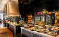 um buffet com muitos tipos diferentes de comida em Sofitel Mumbai BKC em Mumbai