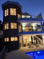 Bazén v ubytovaní Luxury Villa for 12 people alebo v jeho blízkosti