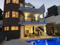 Bazén v ubytovaní Luxury Villa for 12 people alebo v jeho blízkosti