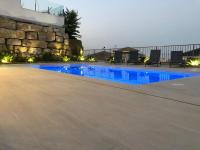 Bazén v ubytovaní Luxury Villa for 12 people alebo v jeho blízkosti