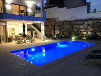 Bazén v ubytovaní Luxury Villa for 12 people alebo v jeho blízkosti