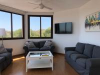 Televízia a/alebo spoločenská miestnosť v ubytovaní Luxury Villa for 12 people