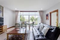 Posezení v ubytování Golf View Suite Private Apartment Khao Yai