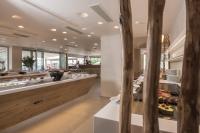 ラガナスにあるGARDELLI RESORTの長いカウンター付きレストラン