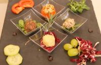 Phi Hotel Emilia في أوتْسانو ديل إميليا: طاولة مليئة بأربعة حاويات بلاستيكية مليئة بالطعام